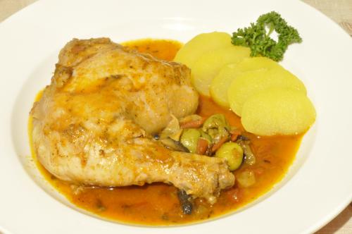 Jak uvařit kuře na rajčatech a houbách? Snadné recept, připravený za 30 - 45 minut